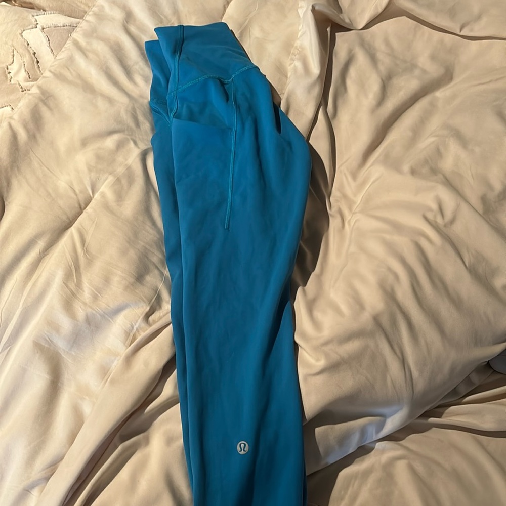 Brand new worn maybe twice just don’t like the color and there is no peeling